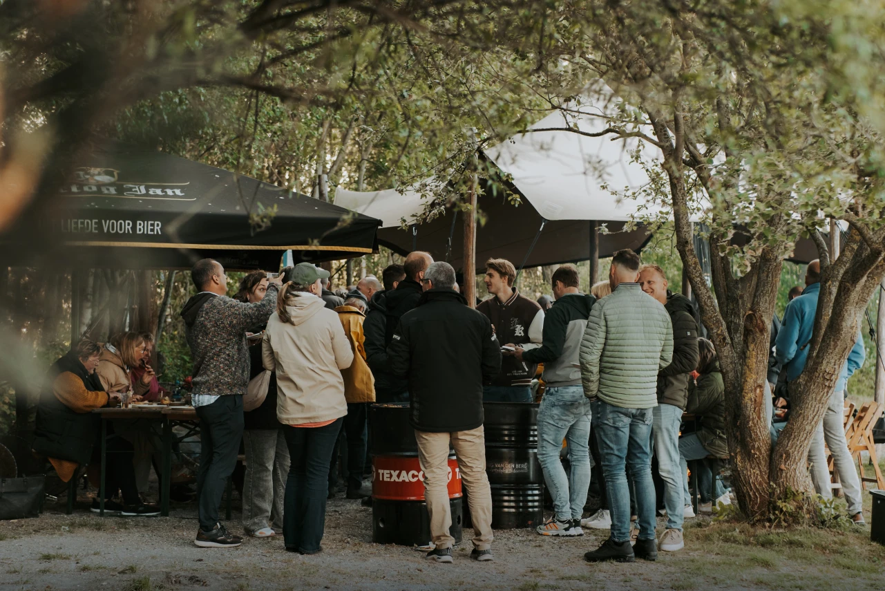 Bottervaren & BBQ op het eiland Na een gezellige vaartocht over het Veluwemeer, met een hapje en een drankje aan boord, meren we aan bij het eiland, waar een compleet verzorgd BBQ-buffet voor u klaarstaat!