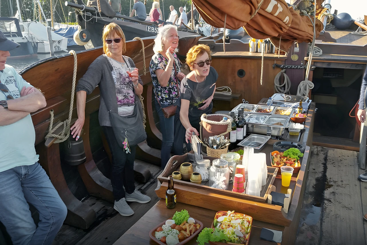 Bottervaren met hapje en drankje Wat wilt u nog meer? Genieten vanaf het water met onbeperkt drankjes en hapjes aan boord. Fanatieke en ervaren zeilers maken samen met u een prachtige zeiltocht.