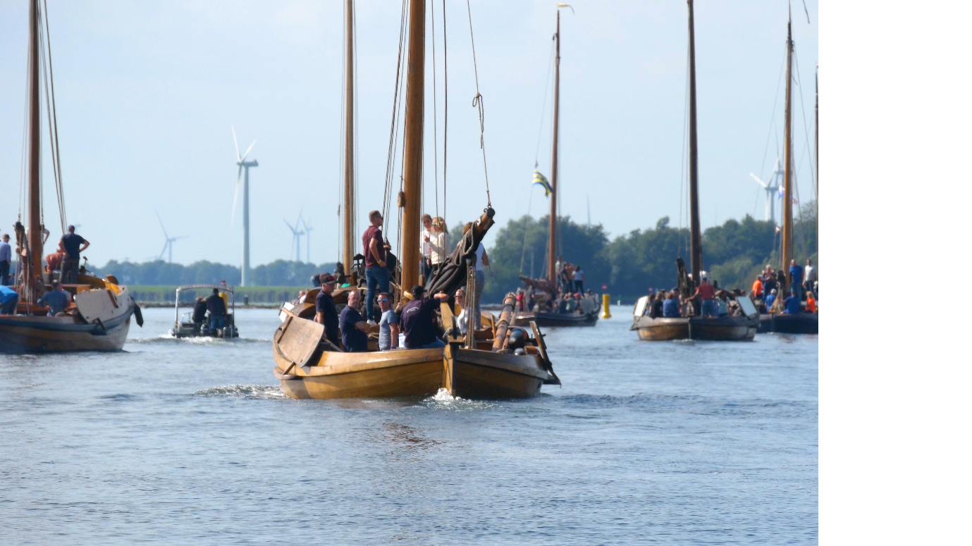 Bottervaren met hapje en drankje Wat wilt u nog meer? Genieten vanaf het water met onbeperkt drankjes en hapjes aan boord. Fanatieke en ervaren zeilers maken samen met u een prachtige zeiltocht.