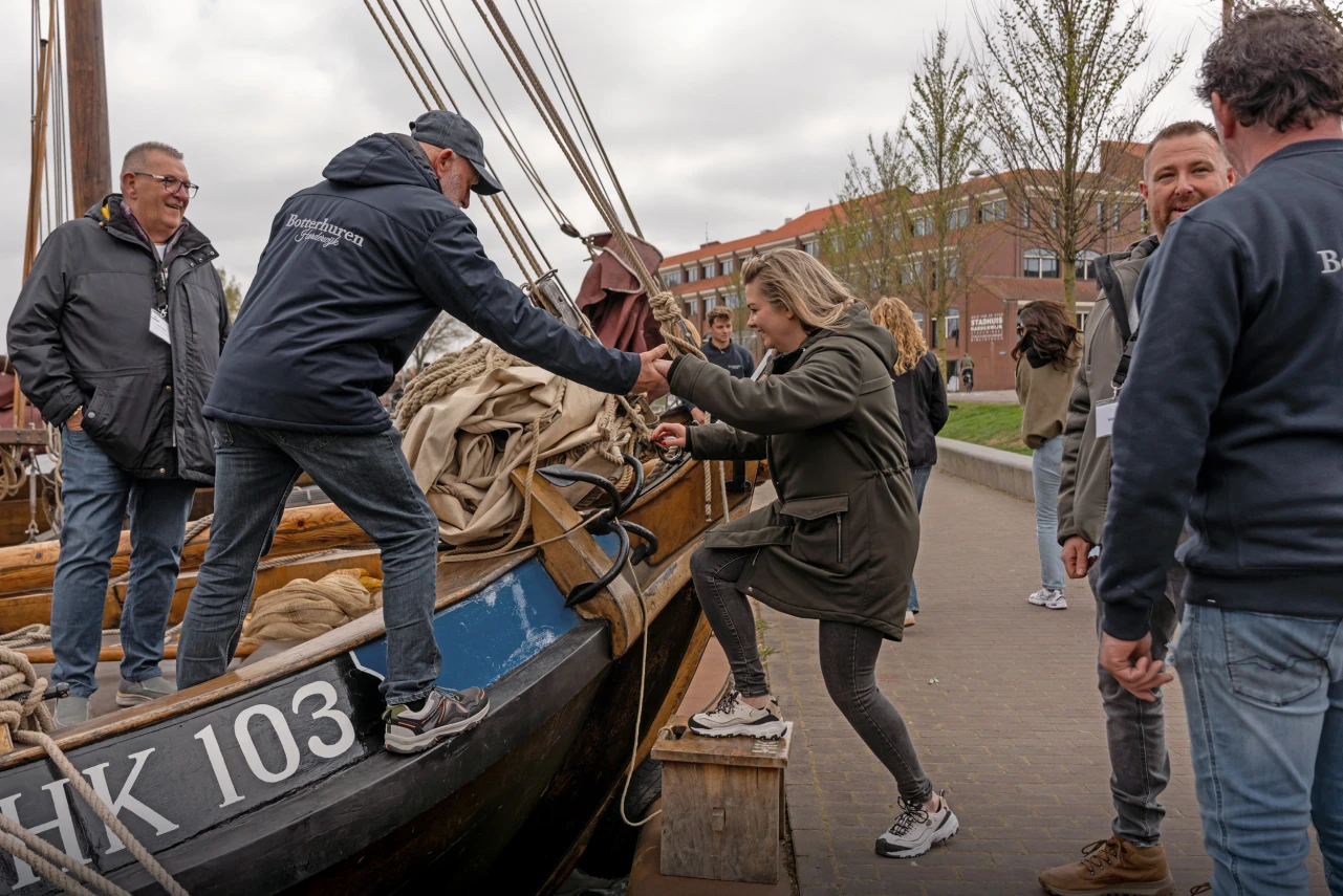 Bottervaren en stadswandeling Uw stadsgids staat al te wachten bij de haven. Hij heeft al een een fraaie wandelroute door het stadje Harderwijk voor u uitgestippeld. 