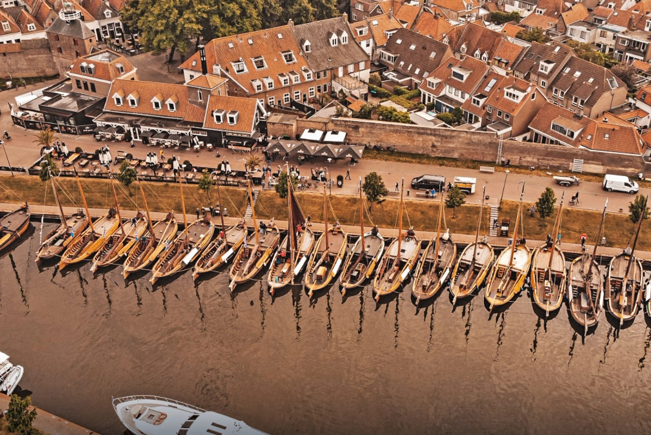 Bottervaren en stadswandeling Uw stadsgids staat al te wachten bij de haven. Hij heeft al een een fraaie wandelroute door het stadje Harderwijk voor u uitgestippeld. 