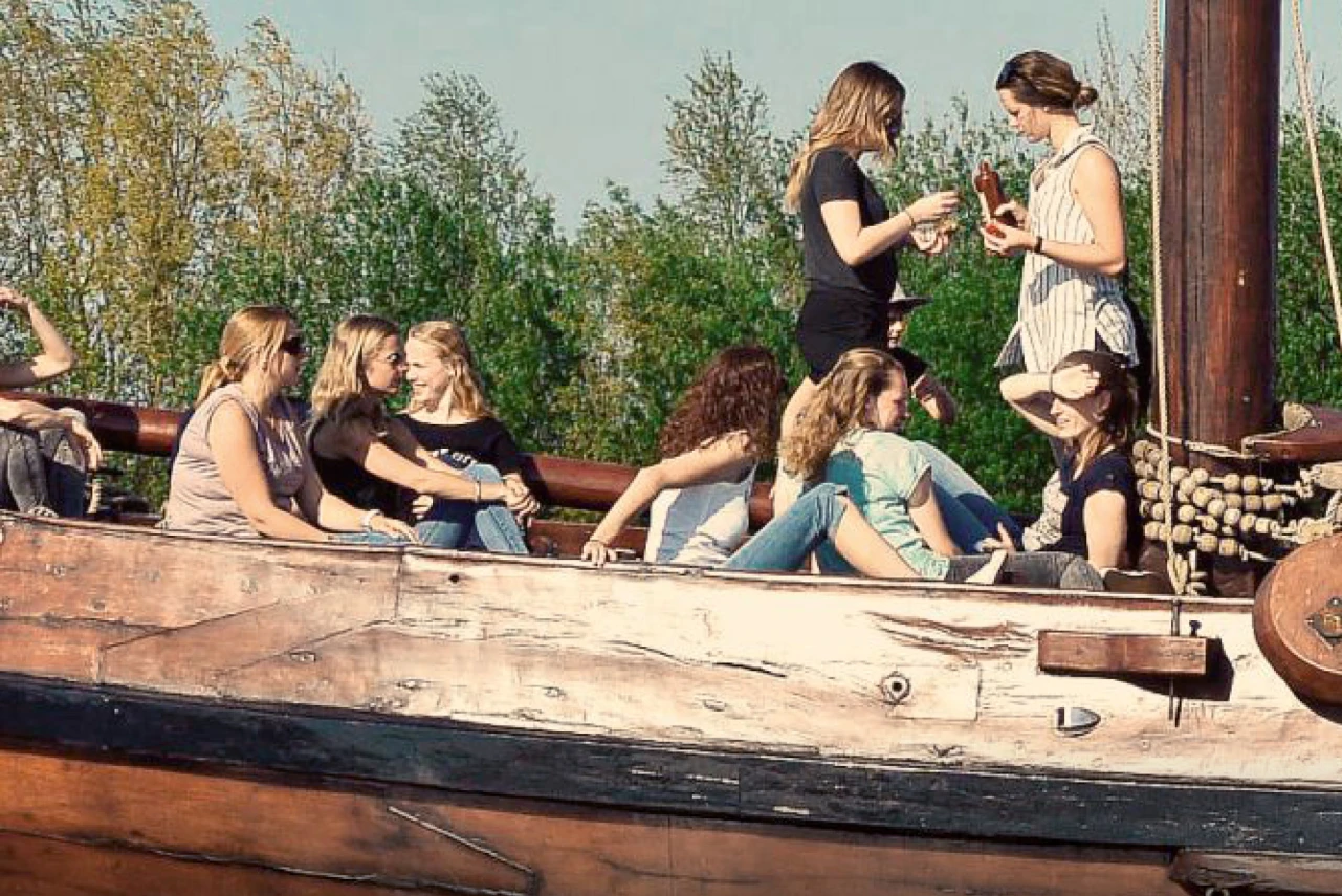 Bottervaren met de Lady's Day Out All my ladies! It's time for another Lady's Day Out! De ultieme dag voor dames. Gezelligheid, afwisseling, borrelen met prosecco, een high tea en een gezellige BBQ op een eiland.