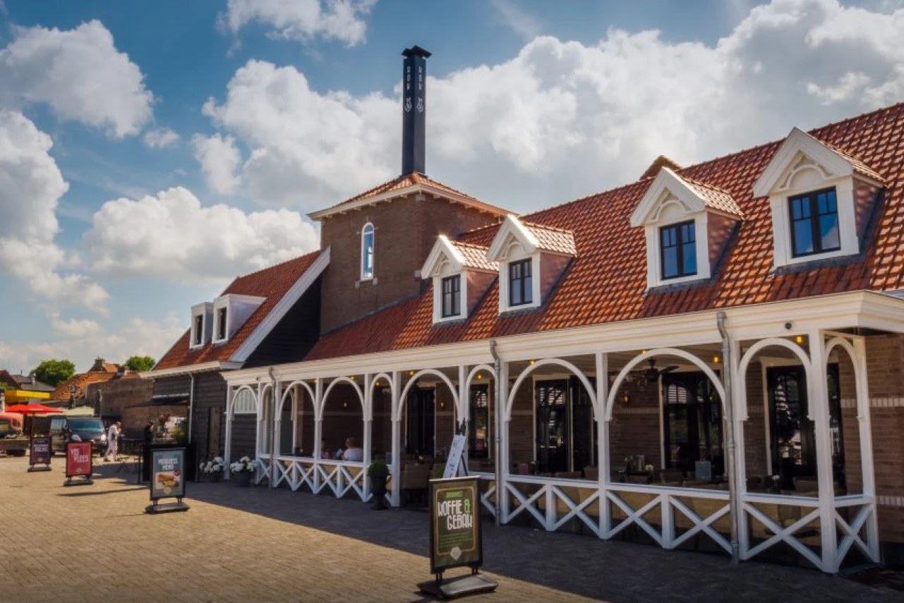 Bottervaren met Sail and Dinner We varen een mooie bottertocht, compleet met hapjes en drankjes. Bij terugkomst aan wal kunt u genieten van een heerlijk Captains dinner in sfeervolle ambiance bij restaurant Johannes in Harderwijk.