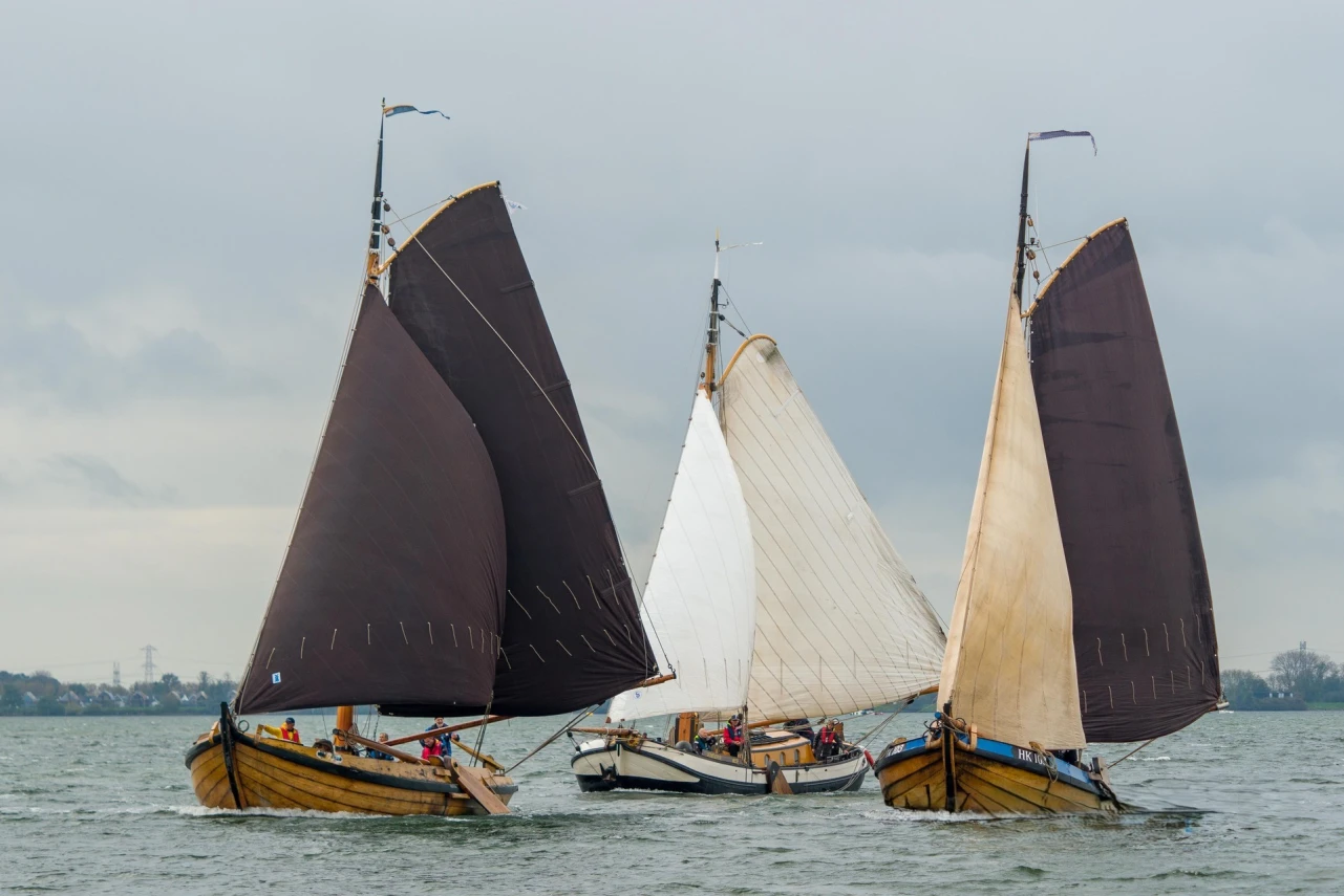 Bottervaren met hapje en drankje Wat wilt u nog meer? Genieten vanaf het water met onbeperkt drankjes en hapjes aan boord. Fanatieke en ervaren zeilers maken samen met u een prachtige zeiltocht.
